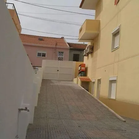 Comfortable In Feijo With Shared Pool, 90 M² Almada
