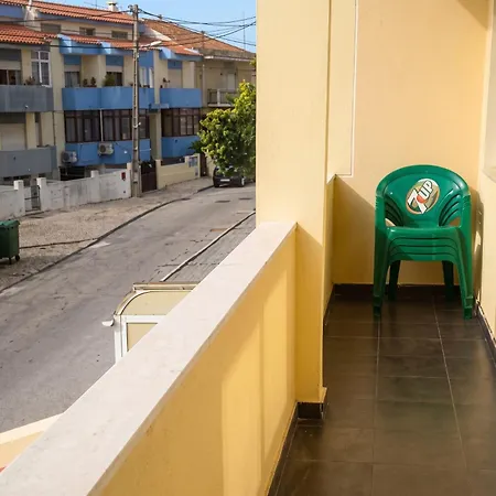 Apartmán Comfortable In Feijo With Shared Pool, 90 M² Almada